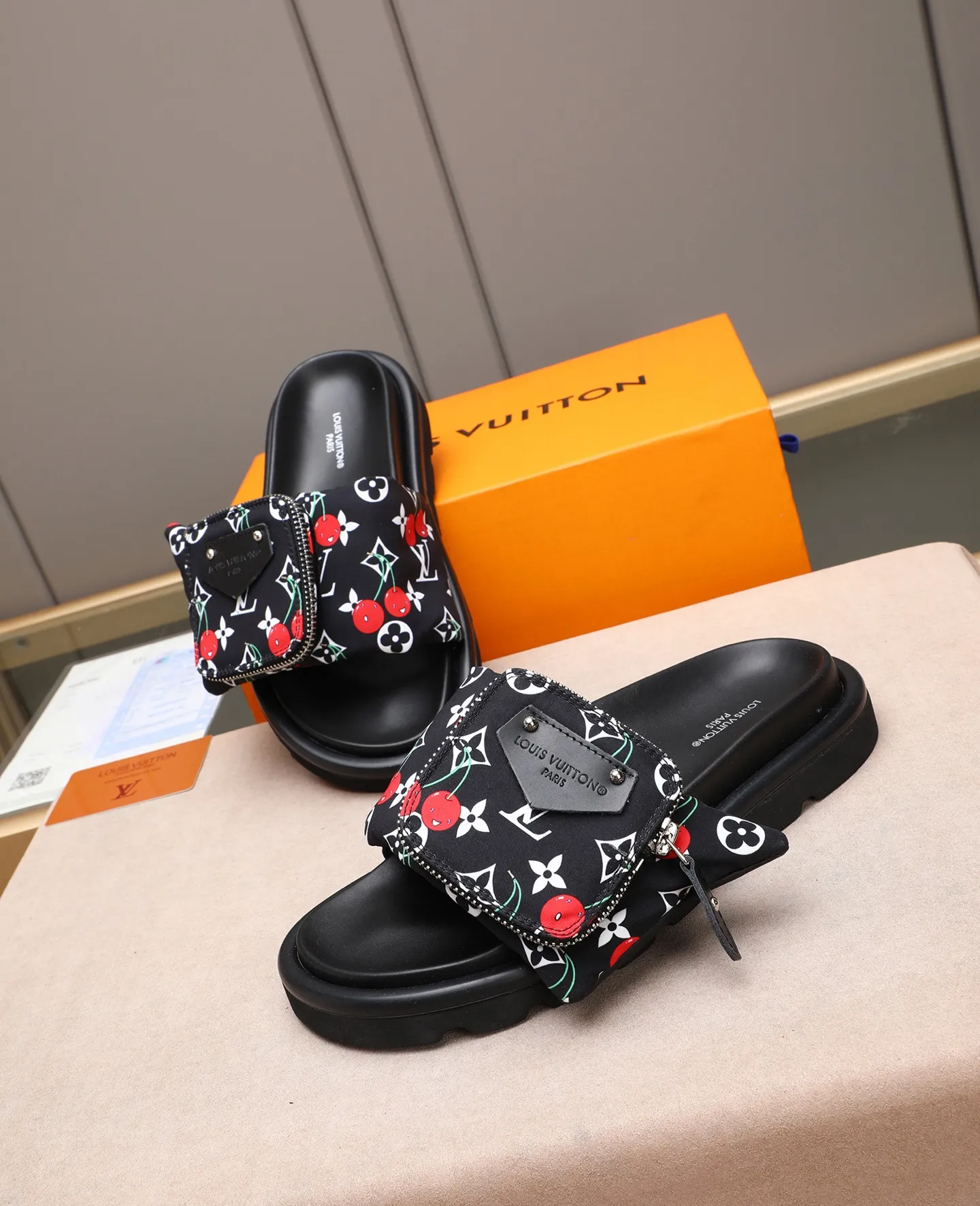PP400 couple model with drawer box [LOUIS VUITTON] Louis Vuitton, the latest LV official website printed wallet and men's and women's slippers🔥🔥🔥 are now on the market. The drawer box is packed with cloth bags and cards. The upper pattern looks very soft and waxy, and it is a super versatile leg slimming tool. Fabric: Imported denim/down silk cotton embossed, official website pattern printing, lining: water-dyed sheepskin down filling, comfortable to wear, feet: high elastic PU water table. Sole: foam sole, heel height: about 5cm. Size 35-46, 35, 45 and 46 are custom-made and cannot be returned or exchanged. Color: multiple colors available.